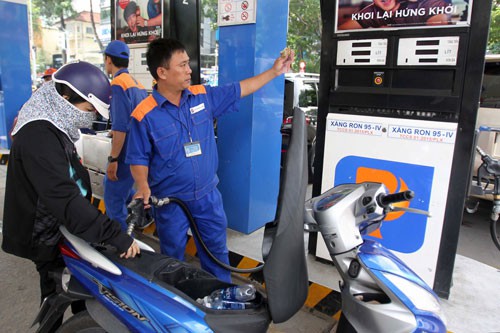Chậm công bố giá xăng RON 95: Cần có chế tài!